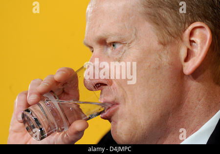 (File) Ex Continental AG e VW manager Karl-Thomas Neumann, raffigurato durante il continentale annuale conferenza stampa il 19 febbraio 2009, è detto per avere successo Opel CEO ad interim Thomas Sedran come nuovo CEO di Opel in estate 2013. Foto Stock