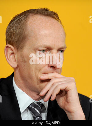 CEO di Continental AG, Karl-Thomas Neumann, è raffigurato durante il fornitore di automobili?s saldo conferenza stampa a Hannover, Germania, 19 febbraio 2009. Continental scivolato nel rosso dello scorso anno. Conti raggiunto un 2008 pieno anno risultato negativo di 1,12 miliardi di euro, mentre nel 2007 la società ha realizzato oltre 1,02 miliardi di euro. Foto: Jochen Luebke Foto Stock