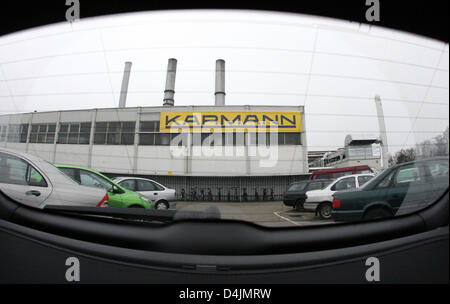 La foto mostra il logo aziendale del produttore di automobili Karmann visto attraverso la finestra posteriore di una macchina presso la sede della società in Rheine, Germania, 20 febbraio 2009. L'ultima vettura del tipo Audi A4 Cabriolet sarà prodotta su Venerdì, 20 febbraio 2009. La società ora abbandona il sito di produzione dopo 43 anni. Un piano sociale che deve ancora essere concordato a Osnabrück, il Foto Stock