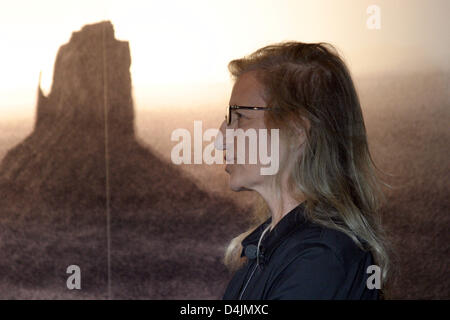 Noi fotografa Annie Leibovitz sorge accanto ad una delle sue opere in mostra a Berlino, Germania, 20 febbraio 2009. Il suo fotografie sono in mostra ?un fotografo?s la vita 1990-2005? A C/O galleria fino al 24 maggio. Foto: XAMAX Foto Stock