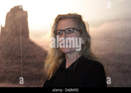 Noi fotografa Annie Leibovitz sorge accanto ad una delle sue opere in mostra a Berlino, Germania, 20 febbraio 2009. Il suo fotografie sono in mostra ?un fotografo?s la vita 1990-2005? A C/O galleria fino al 24 maggio. Foto: XAMAX Foto Stock