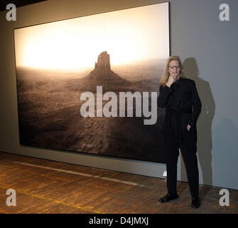 Noi fotografa Annie Leibovitz sorge accanto ad una delle sue opere in mostra a Berlino, Germania, 20 febbraio 2009. Il suo fotografie sono in mostra ?un fotografo?s la vita 1990-2005? A C/O galleria fino al 24 maggio. Foto: XAMAX Foto Stock