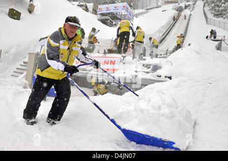 Aiutanti tentare di liberare il salto con gli sci da neve alla FIS Nordic Ski World Championships 2009 a Liberec (Repubblica Ceca), 20 febbraio 2009. Foto: GERO BRELOER Foto Stock