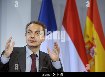 Il Primo Ministro spagnolo José Luis Rodriguez Zapatero parla nel corso di una conferenza stampa presso la cancelleria di Berlino, Germania, 22 febbraio 2009. Leader politici dell'UE ha tenuto una riunione speciale per cercare di trovare una posizione comune sulla crisi economica e sui meccanismi di controllo dei mercati finanziari nella scia del prossimo G20 world vertice finanziario a Londra il 2 aprile. Foto: Soeren Foto Stock