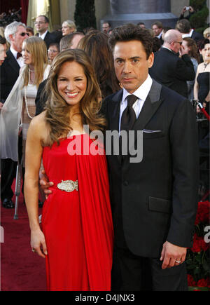 Noi attore Robert Downey Jr e sua moglie Susan arrivare sul tappeto rosso per la 81st Academy Awards il Kodak Theatre di Hollywood, in California, Stati Uniti d'America, 22 febbraio 2009. Downey Jr è stato nominato come migliore attore in un ruolo di supporto per il suo ruolo nel film "Tropic Thunder?. L'Academy Awards, popolarmente noto come Oscar, onore eccellenza nel cinema. Foto: Hubert Boesl Foto Stock