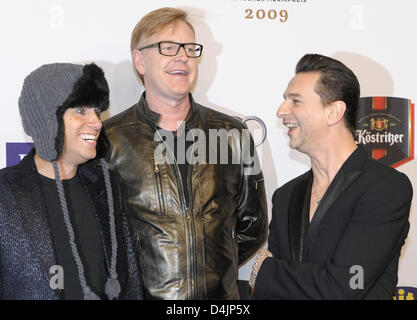 Band britannica ?Depeche Mode?, Martin Gore (L-R), Andrew Fletcher e David Gahan, arriva per il ?Echo Music Award 2009? In ?O2-mondo? A Berlino, Germania, 21 febbraio 2009. Echos sono stati aggiudicati in 27 categorie. Foto: Soeren Stache Foto Stock