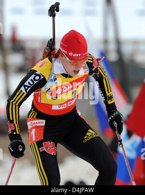 Biatleta tedesca Kati Wilhelm è raffigurato in azione durante le donne?s 12,5 chilometri massa evento di inizio dei Campionati Mondiali di Biathlon in Pyeongchang, Corea del Sud, 22 febbraio 2009. Foto: Martin Schutt dpa Foto Stock