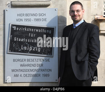 Tobias Hollitzer, presidente di ?Buergerkomitee Leipzig e.V.? (Cittadini Comitato Lipsia) sorge accanto a un memoriale di segno attaccato all'ex RDT?s la sicurezza dello Stato Ministero (Ministerium fuer Staatssicherheit (MFS) sede del distretto di Lipsia, in Germania, il 19 febbraio 2009. L'enorme edificio doppiato ?Runde Ecke? (Angolo rotondo) è stato occupato dai dimostranti in 4 dicembre 1989. Oggi t Foto Stock