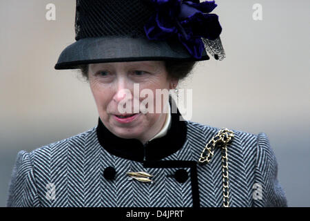 British Princess Anne assiste lo scoprimento della Regina Madre Memorial lungo il Mall a Londra, in Gran Bretagna, 24 febbraio 2009. Tre generazioni della famiglia reale si sono riuniti per la cerimonia, compresi i Principi William e Harry. Scultore Philip Jackson ha creato il monumento in memoria di regina madre, morto nel 2002 a 101 anni. Foto: Patrick van Katwijk Foto Stock