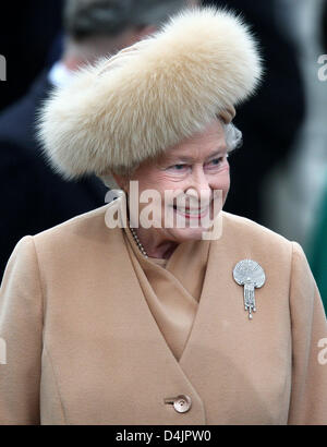 Queen Elizabeth II. assiste lo scoprimento della Regina Madre Memorial lungo il Mall a Londra, in Gran Bretagna, 24 febbraio 2009. Tre generazioni della famiglia reale si sono riuniti per la cerimonia, compresi i Principi William e Harry. Scultore Philip Jackson ha creato il monumento in memoria di regina madre, morto nel 2002 a 101 anni. Foto: Patrick van Katwijk Foto Stock