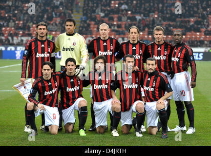 Milano?s i giocatori di Paolo Maldini (BANCATA POSTERIORE, L-R), Dida, Philippe Senderos, Massimo Ambrosini, David Beckham, Clarence Seedorf, Filippo Inzaghi (bancata anteriore, L-R), Pato, Andrea Pirlo, Giuseppe Favalli e Gianluca Zambrotta posano per una foto del team prima della UEFA CUP MATCH AC Milan vs Werder Bremen a Guiseppe Meazza di Milano, Italia, 26 febbraio 2009. La partita legata 2-2; Br Foto Stock