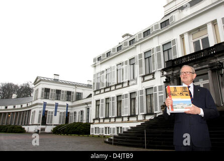 Il professore olandese Pieter van Vollenhoven, marito della Principessa Margriet, pone con il libro ?Soestdijk Palace - tre secoli della casa di arancione? A Palazzo Soestdijk a Baarn, Paesi Bassi, 27 febbraio 2009. Dopo la morte della regina Juliana e Prince Bernhard nel 2005, il palazzo ha perso la sua funzione reale e ora serve come un museo. Non è ancora chiaro in quale funzione il palac Foto Stock