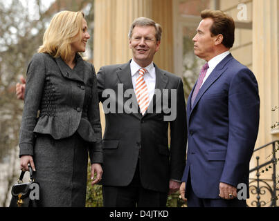 Governatore di Stato USA California Arnold Schwarzenegger (R) è accolto da Bassa Sassonia?s il primo ministro Christian Wulff (C) e sua moglie Bettina Wulff presso la Foresteria della Bassa Sassonia governo del Land di Hannover, Germania, 02 marzo 2009. Il trade show per le informazioni e la tecnologia delle telecomunicazioni ?CeBIT? Intende affermarsi con priorità tematiche come il Green IT, elec Foto Stock