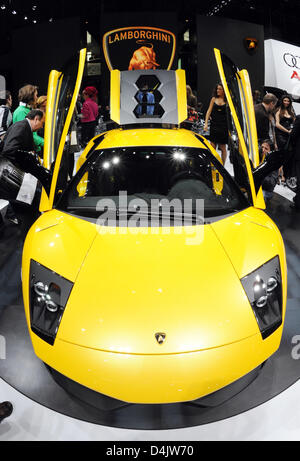 Una Lamborghini Murcielago LP 670-4 SV è raffigurato sulla seconda giornata della stampa del 79th International Motor Show e accessori al Palexpo nelle sedi di Ginevra, Svizzera, 04 marzo 2009. Espositori presentano le loro ultime innovazioni come del 05 marzo in tutto 15 marzo. Foto: ULI DECK Foto Stock