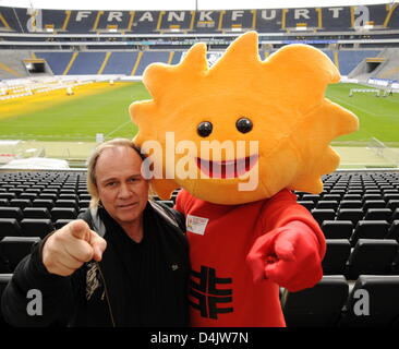 ?Struwwel? (R), la mascotte del internazionale tedesco Ginnastica Festival 2009, e Enno-Ilka Uhde, prestazioni progettista e direttore, sono raffigurati a margine di una conferenza stampa sulla terrazza di ?Commerzbank Arena? In Francoforte sul Meno, Germania, 04 marzo 2009. La mascotte?s nome è derivato da Heinrich Hoffmann?s bambini?s book ?Shock-guidato Pietro?. Il festival avrà Foto Stock