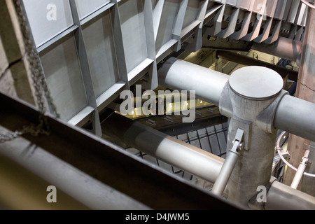 Dettaglio interno della stazione della metropolitana di Westminster Station l'architettura è un austero combinazione di cemento e acciaio inox - Foto Stock