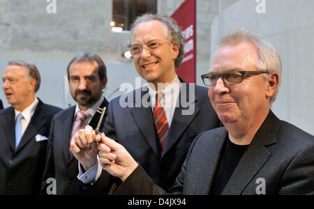 Architetto britannico David Chipperfield (R-L) consegnare la chiave di ?Neues Museum? (Nuovo Museo) al direttore generale di Berlino Musei di Stato Michael Eissenhauer, che sorge accanto al Presidente della cultura prussiana del patrimonio della Fondazione Hermann Parzinger e il ministro di Stato per la cultura Bernd Neumann sull isola dei musei di Berlino, Germania, 05 marzo 2009. La consegna di ?Neues Museum? Foto Stock