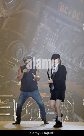 Il cantante Brian Johnson (L) e il chitarrista Angus Young della band australiana ?AC/DC ? Eseguire durante il loro primo concerto tedesco a Leipzig, Germania, 05 marzo 2009. Tutti i concerti della band?s tedesco tour sono stati esauriti in pochi minuti. Il loro primo album in otto anni ?Black Ice?, che è stato rilasciato nel mese di ottobre 2008, espugnato il top delle classifiche. I musicisti, che può guardare indietro su 35 sì Foto Stock