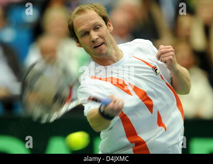 Germania?s Rainer Schuettler restituisce la palla a Austria?s Stefan KOUBEK: risultati nei loro in Davis Cup match di Garmisch-Partenkirchen, Germania, 06 marzo 2009. Facce Austria Germania dal 06 al 08 marzo per la loro Coppa Davis partite. Foto: Tobias Hase Foto Stock