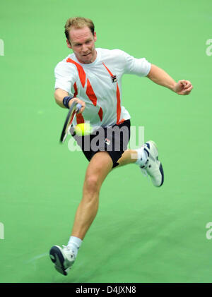 Germania?s Rainer Schuettler restituisce la palla a Austria?s Stefan KOUBEK: risultati nei loro in Davis Cup match di Garmisch-Partenkirchen, Germania, 06 marzo 2009. Facce Austria Germania dal 06 al 08 marzo per la loro Coppa Davis partite. Foto: Tobias Hase Foto Stock