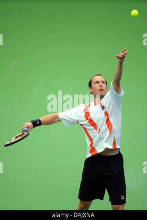 Germania?s Rainer Schuettler serve la palla a Austria?s Stefan KOUBEK: risultati nei loro in Davis Cup match di Garmisch-Partenkirchen, Germania, 06 marzo 2009. Facce Austria Germania dal 06 al 08 marzo per la loro Coppa Davis partite. Foto: Tobias Hase Foto Stock