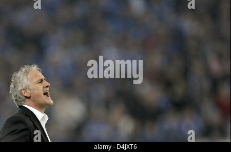 Schalke?s head coach Fred Rutten grida dal marginale nella Bundesliga tedesca partita FC Schalke 04 v 1.FC Colonia alla Veltins Arena di Gelsenkirchen, Germania, 06 marzo 2009. Schalke ha vinto la partita da 1-0. Foto: Achim Scheidemann Foto Stock