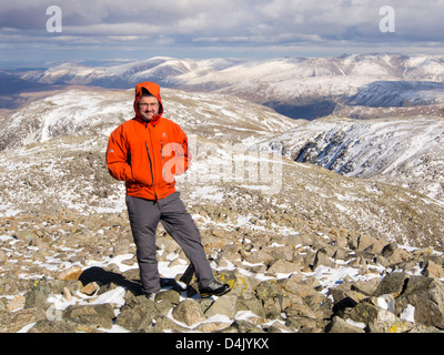 Una collina walker sul vertice di Scafell Pike, la montagna più alta in Inghilterra, Lake District, Regno Unito, Foto Stock