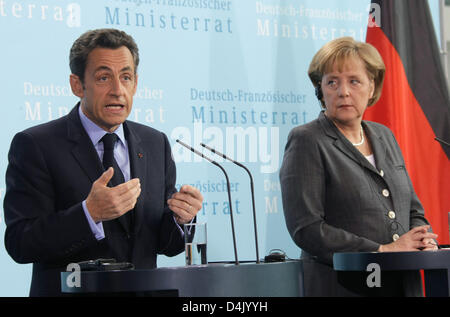 Il Presidente francese Nicolas Sarkozy e il Cancelliere tedesco Angela Merkel a dare una conferenza stampa congiunta nell'ambito diTedesco-francese consiglio dei ministri in cancelleria a Berlino, Germania, 12 marzo 2009. Merkel aveva invitato il Presidente Sarkozy e dell'Economia, delle Finanze e dei ministri della Difesa al Consiglio di Berlino. Foto: Wolfgang Kumm Foto Stock