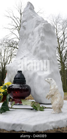 Un monumento di pietra è formato come un iceberg si erge sulla tomba del detentore Thomas Doerflein nel cimitero ?In den Kisseln? In Berlin-Spandau, Germania, 13 marzo 2009. Scalpellatore Bernd Kuhne ha donato il marmo bianco di pietra che pesa circa 500 kilogramms e costa 7000 euro. La pietra è stata messa su venerdì. Foto: Rainer Jensen Foto Stock