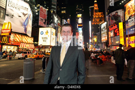 Economia tedesca il Ministro Karl-Theodor zu Guttenberg visto su Times Square dopo il suo arrivo a New York, USA, 16 marzo 2009. Zu Guttenberg è negli Stati Uniti per i negoziati sul futuro di General Motors (GM) filiale Opel. Incontri con alta classifica GM e noi rappresentanti del governo sono sulla pianificazione. Foto: Gero Breloer Foto Stock