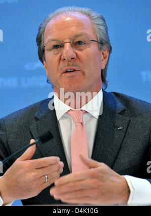 Wolfgang Reitzle, CEO di impianto manufacturor e liquefazione del gas specialist Linde AG, gesti durante la sua azienda?s saldo conferenza stampa a Monaco di Baviera, Germania, 16 marzo 2009. La Linde ha annunciato a intensificare la sua politica di austerità a causa di un'imminente rottura del fatturato e dei profitti. Foto: Frank Leonhardt Foto Stock