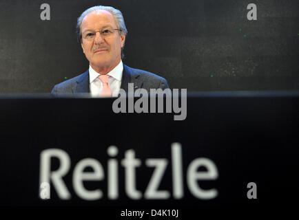 Wolfgang Reitzle, CEO di impianto manufacturor e liquefazione del gas specialist Linde AG, assiste la sua azienda?s saldo conferenza stampa a Monaco di Baviera, Germania, 16 marzo 2009. La Linde ha annunciato a intensificare la sua politica di austerità a causa di un'imminente rottura del fatturato e dei profitti. Foto: Frank Leonhardt Foto Stock