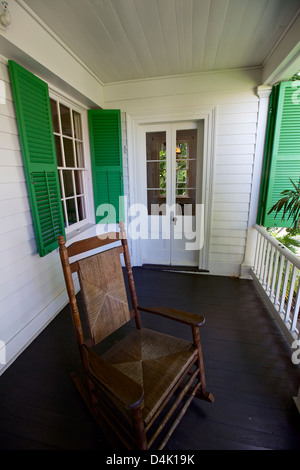 La sedia a dondolo su un portico del John James Audubon House di Key West, Florida Foto Stock