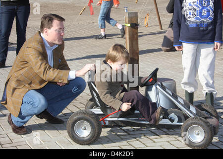 Il principe olandese Constantijn e suo figlio Conte Claus-Casimir, che festeggia il suo quinto compleanno questo giorno, di partecipare ad attività di volontariato durante la rendono un giorno Differencey alla fondazione in Kico scheerwolde, Paesi Bassi, 21 marzo 2009. Il principe e la principessa accompagnata una parte del week-end di vacanza per bambini con un background speciale. Foto: Patrick van Katwijk Foto Stock