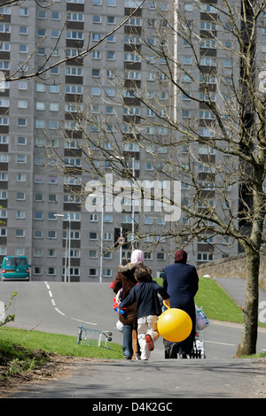 Richiedenti asilo rendono vi via di casa per il loro alloggio temporaneo nell'area Sighthill di Glasgow, Scozia Foto Stock