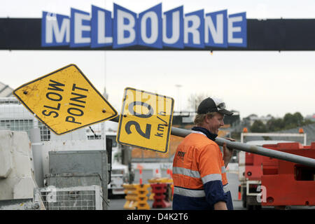 Un lavoratore prepara la via di Albert Park street circuito nel centro di Melbourne, Australia, 24 marzo 2009. La Formula 1 Australian Grand Prix si terrà a Albert Park street sul circuito 29 marzo. Foto: ROLAND WEIHRAUCH Foto Stock