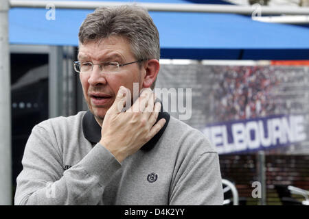 Britannico Ross Brawn, proprietario del team Brawn GP, graffi il suo volto, all'Albert Park circuito di Melbourne, Australia, 25 marzo 2009. La Australian Formula One Grand Prix avrà luogo il 29 marzo. Foto: ROLAND WEIHRAUCH Foto Stock