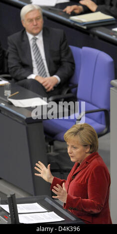 Il cancelliere tedesco Angela Merkel fa una dichiarazione governativa sui prossimi vertice della NATO presso il Bundestag a Berlino, Germania, 26 marzo 2009. Ministro degli Affari esteri e Vice Cancelliere tedesco Frank-Walter Steinmeier ascolta nel retro. International capi di governi e Stati si riuniranno per il vertice a Baden-Baden, Kehl e Strasburgo la prossima settimana. Foto: TIM BRAKEMEIER Foto Stock