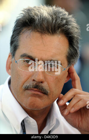 Il tedesco Mario Theissen, direttore di BMW Motorsport è raffigurato nel paddock di Albert Park circuito di Melbourne, Australia, 26 marzo 2009. La Australian Formula One Grand Prix avrà luogo il 29 marzo per iniziare la nuova stagione. Foto: PETER STEFFEN Foto Stock