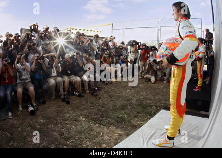 Il brasiliano pilota di Formula Uno Nelson Piquet Jr di Renault pone per i fotografi presso il circuito Albert Park di Melbourne, Australia, 26 marzo 2009. La Australian Formula One Grand Prix avrà luogo il 29 marzo per iniziare la nuova stagione. Foto: ROLAND WEIHRAUCH Foto Stock