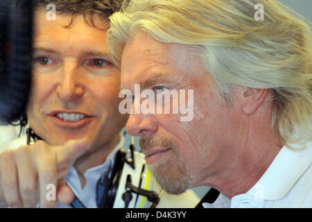 Proprietario di Virgin di Sir Richard Branson (R) ascolta Brawn GP?s CEO Nick Fry (L) all'interno della Brawn GP garage durante la sessione di qualifiche prima del 2009 FORMULA ONE Grand Prix all'Albert Park circuito di Melbourne, Australia, 28 marzo 2009. La Formula Uno Australian Grand Prix avrà luogo domenica 29 marzo. Foto: Jens BUETTNER Foto Stock