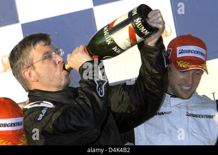 Ross Brawn (L), proprietario della Brawn GP, bevande champagne sul podio accanto a British driver di Formula Uno Jenson Button (R) della Brawn GP dopo la pressione del pulsante ha vinto la Australian Formula One Grand Prix all'Albert Park circuito di Melbourne, 29 marzo 2009. Pulsante finito prima seguito dal compagno di squadra brasiliano Barrichello in seconda e Italiano di Formula One driver Trulli della Toyota ha terminato terzo. Foto: Foto Stock