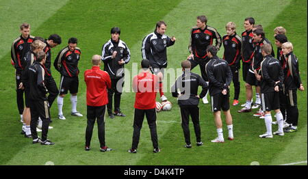 Germania?s allenatore Joachim Loew e assistente allenatore Hansi Flick dare indicazioni ai giocatori durante la squadra?s finale di sessione di formazione presso ?Millennium Stadium? A Cardiff, nel Galles, Regno Unito, 31 marzo 2009. La squadra tedesca è rivolta verso il lato del Galles per un 2010 FIFA World Cup qualifier sul 01 aprile. Foto: PETER KNEFFEL Foto Stock