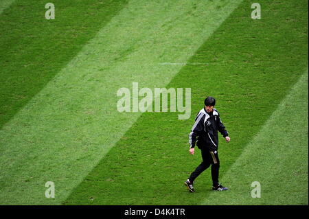 Germania?s allenatore Joachim Loew è raffigurato durante la squadra?s finale di sessione di formazione presso ?Millennium Stadium? A Cardiff, nel Galles, Regno Unito, 31 marzo 2009. La squadra tedesca è rivolta verso il lato del Galles per un 2010 FIFA World Cup qualifier sul 01 aprile. Foto: PETER KNEFFEL Foto Stock