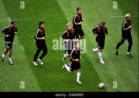 Germania?s national soccer i giocatori si riscaldano durante la squadra?s finale di sessione di formazione presso ?Millennium Stadium? A Cardiff, nel Galles, Regno Unito, 31 marzo 2009. La squadra tedesca è rivolta verso il lato del Galles per un 2010 FIFA World Cup qualifier sul 01 aprile. Foto: PETER KNEFFEL Foto Stock