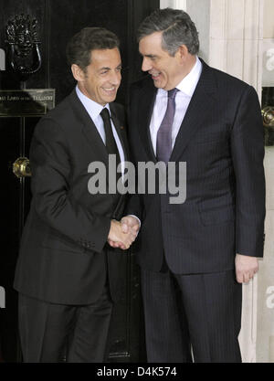 Il primo ministro britannico Gordon Brown (R) accoglie favorevolmente il presidente francese Nicolas Sarkozy a Downing Street prima del G-20 leader? Vertice sui mercati finanziari e l'economia mondiale a Londra, Regno Unito, 01 aprile 2009. Foto: Tim Brakemeier Foto Stock