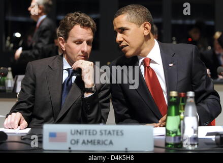 Il Presidente Usa Barack Obama (R) e noi il Segretario al Tesoro Timothy Geithner parla durante il Summit G-20 sui mercati finanziari ed economia mondiale a Londra, Regno Unito, 02 aprile 2009. I leader del mondo?s maggiori economie discusso un nuovo ordine dei mercati finanziari. Foto: OLIVER LANG Foto Stock