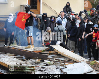 Dimostranti incappucciati uomo una barricata contro il vertice della NATO in una strada a Strasburgo, Francia, 03 aprile 2009. 2009 Il vertice della NATO si svolgerà a Baden-Baden e Kehl, Germania e Strasburgo (Francia) il 03 e 04 aprile 2009. L'ala sinistra i dimostranti e la polizia forze si scontrarono ripetutamente nel corso della giornata. Foto: BORIS ROESSLER Foto Stock