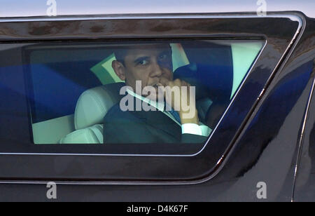 Il Presidente Usa Barack Obama ha visto nella sua limousine prima di arrivare al ?Kurhaus? (Spa hotel) di Baden-Baden, Germania, 3 aprile 2009. Il vertice della NATO 2009 avviene a Baden-Baden e Kehl, Germania e Strasburgo (Francia) il 03 e 04 aprile 2009. Foto: Ronald Wittek Foto Stock