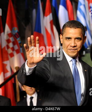 US-presidente Barack Obama gesti al Kurhaus ?? (Spa hotel) di Baden-Baden, Germania, 3 aprile 2009. Il vertice della NATO 2009 avviene a Baden-Baden e Kehl, Germania e Strasburgo (Francia) il 03 e 04 aprile 2009. Foto: BERND WEISSBROD Foto Stock